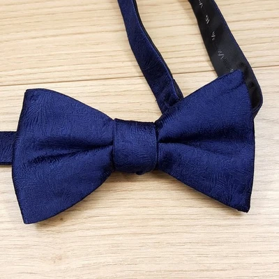 Pajarita BAR III para hombre azul liso brocado texturizada preatada Foto 1 de 4