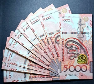 Kazakistan 5000 tenge 2023 stile Saka AE prefisso UNC numero casuale - Foto 1 di 2