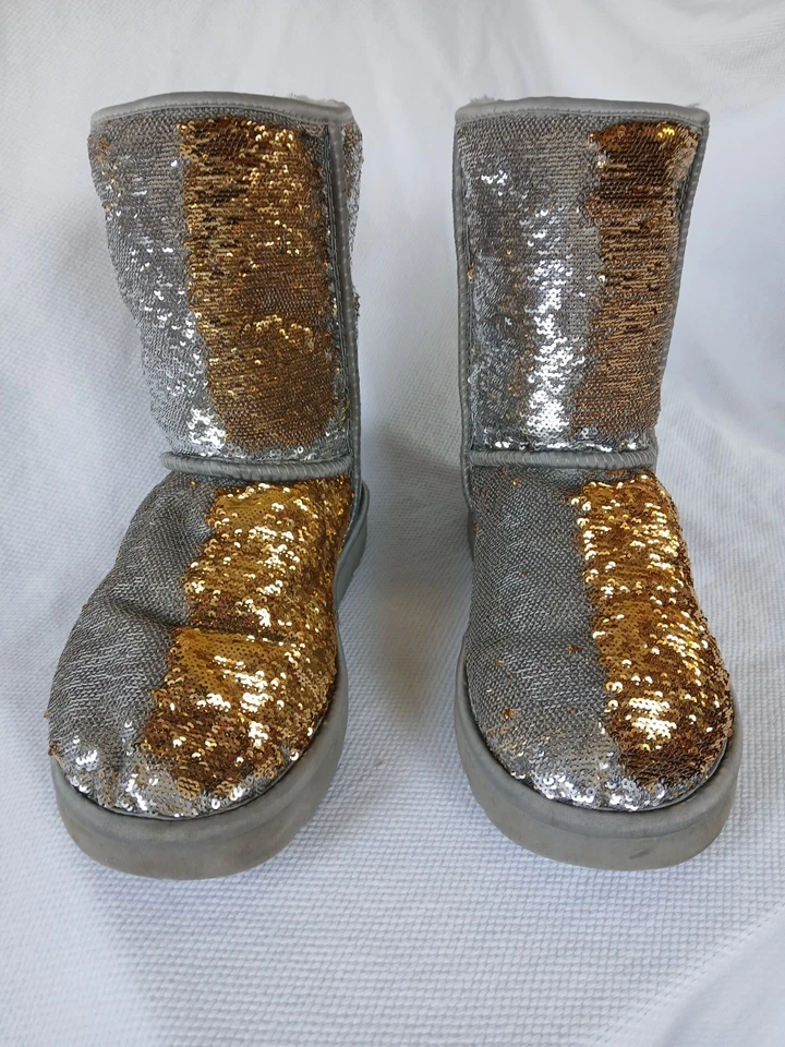 Bota UGG Para Mujer 9 Clásica Corta Cosmos Lentejuelas Plateada y Dorada Foto 1 de 4