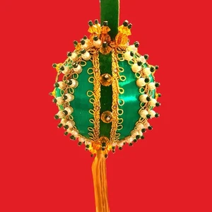 Vintage Stecknadel Weihnachtsschmuck grün Satin mit Schmucksteinen besetzt mit Quaste Handarbeit MCM - Bild 1 von 7