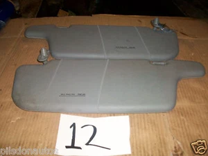 HYUNDAI ACCENT 2002 PAR DE PARASOLES GRISES SIN ESPEJOS - Imagen 1 de 1