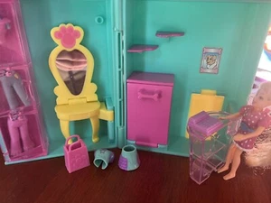 Vintage Polly Pocket 'Happenin Pet Salon' w/Accessories & Doll - Mattel 2001 - Picture 1 of 8