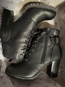 Simply Vera Vera Wang Leather Upper 