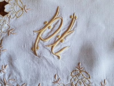 CHEMIN DE TABLE- début XXe en coton brodé et monogrammé aux fils or -90 cm x34cm - Photo 1/4