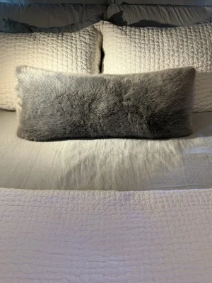 Almohada acolchada lumbar gris piel sintética herrajes de restauración con inserto GRANDE 15x32 Foto 1 de 4
