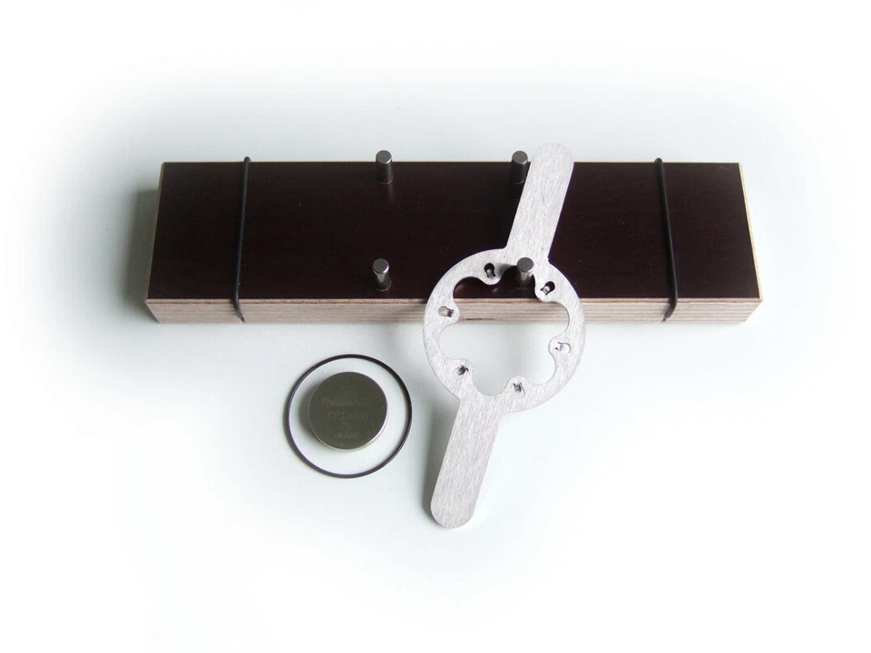 Spezialwerkzeug Batteriewechsel Suunto D9 -- Special tool Suunto D9 - Bild 1 von 1