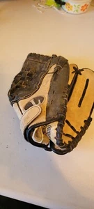 Louisville Slugger Slugger Series LS1053P Youth Baseball Glove (Left Hand) - Picture 1 of 6