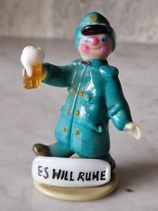 Statuina in vetro ceco soldato con castello della birra figura in vetro boemo - Foto 1 di 9