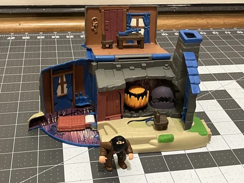 Harry Potter Polly Pocket Hagrid's Hut micro playset 2001 Mattel w/ Minifigure Cover