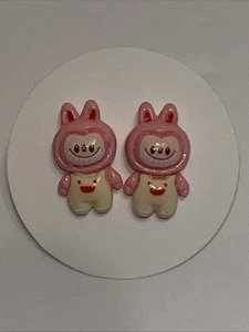 Monster Ohrstecker Trending Pink Monster In Beige Overall Neu - Bild 1 von 10