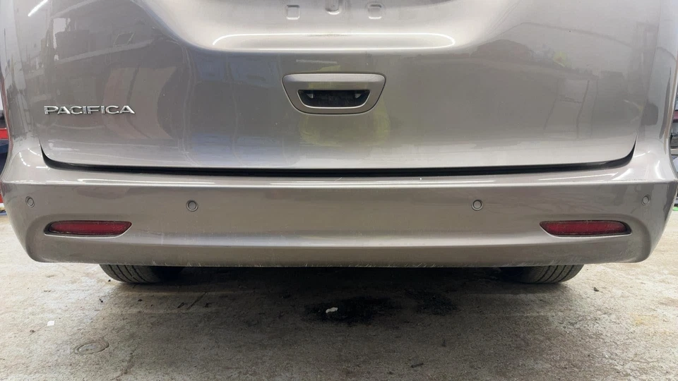 (LOCAL PICKUP ONLY) 17 18 19 20 CHRYSLER PACIFICA Rear Bumper Assembly Foto 1 de 4