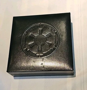 Disney Parks Star Wars Galaxy’s Edge Dok-Ondar’s Medal of Yavin Replica NEW F/sh - Picture 1 of 5