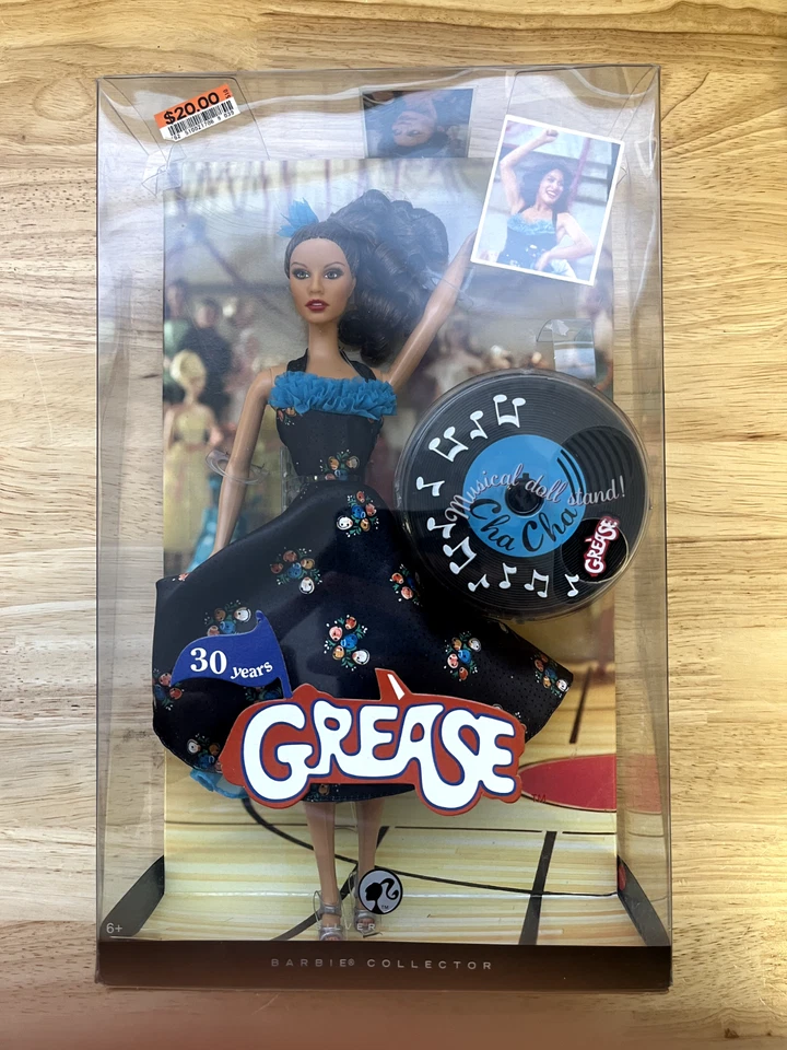 Barbie Coleccionista Grease Cha Muñeca Etiqueta Plateada 2008 Mattel #M9593 Nueva Foto 1 de 2