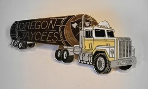 Spilla da bavero vintage Oregon Jaycees metallo smaltato semi camion tronco  - Foto 1 di 2
