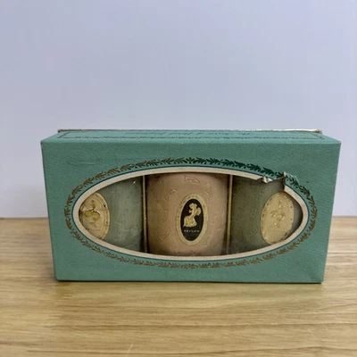 Pack de 3 jabones florales Revlon de colección. Jabón para tez de auquamarina verde nuevo en caja como nuevo en caja Foto 1 de 4