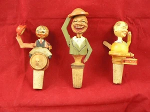 + KONVOLUT 3 ALTE HANDGESCHNITZTE HOLZ VOLKSKUNST FLASCHENVERSCHLÜSSE - DEUTSCHLAND - Bild 1 von 8