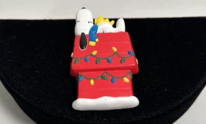 Prendedor vintage de Navidad Snoopy de cacahuetes coleccionistas casa de perros luces de vacaciones 2 pulgadas - Imagen 1 de 4