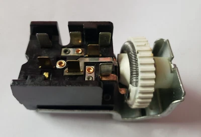 Interruptor de faros para camioneta Ford E-F 100/350 D7TZ 11654A 1976-77 Foto 1 de 3