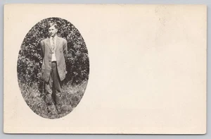 Retrato, joven de pie en el bosque postal RPPC - Imagen 1 de 2