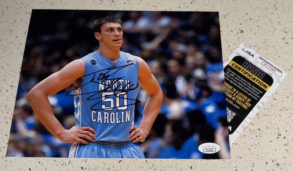 FOTO ASSINADA POR TYLER HANSBROUGH JSA 8X10 UNC ALCATRÃO SALTOS BASQUETE AUTÓGRAFO 🐏🏀 - Imagem 1 de 1