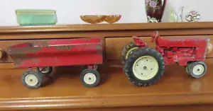 VINTAGE DIE-CAST ERTL INTERNATIONAL HARVESTER TOY FARM TRACTOR & WAGON 8.5" LONG - Picture 1 of 17