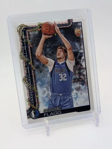 2025-26 Topps Holiday - Cooper Flagg - Rookie Mavericks #H161 - Bild 1 von 2