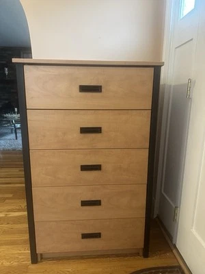 Cómoda alta de madera y metal 3,11 f/46 1/8 pulgadas Foto 1 de 4