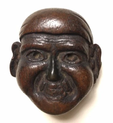 Era Meiji, Máscara Netsuke Japonesa de Madeira (Mennetsuke) Usando um Hachimaki -Patina - Imagem 1 de 4