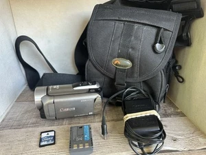 Canon Vixia HF R10 20x Optical Zoom 8GB Full HD w/ 2 batteries and charger - Picture 1 of 11