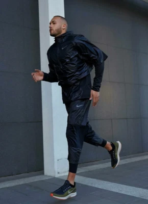 NIKE THERMA SPHERE RUN DIVISION 2in1 JACKET/TOP SIZE M (933410 010) - Image 1 of 4