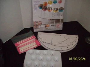 Kitchen Baking Pops Decorating Stand & Sticks Wilton - Picture 1 of 3