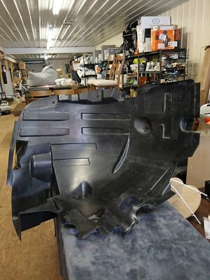 Guardabarros delantero izquierdo Freightliner Sprinter 2500 2019-2022 protector contra salpicaduras OEM Foto 1 de 4