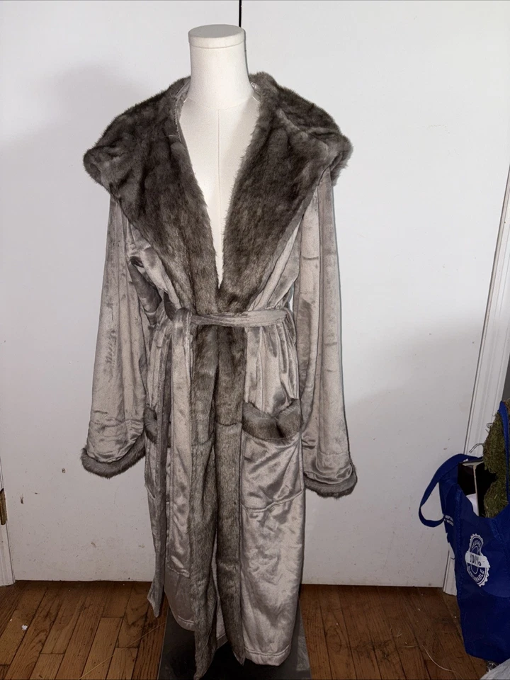 Bata POTTERY BARN para mujer grande marrón gris ombre felpa piel sintética con capucha y cinturón Foto 1 de 4