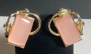 RETRO VTG PAIR OF SIGNED CORO PINK THERMOSET CLIP-ON EARRINGS GOLDTONE NICE - Picture 1 of 7