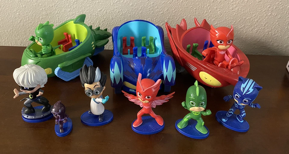 Lote de Máscaras PJ Juguetes 8 Figuras de Acción y 3 Vehículos Vendidos Como Lote, Usados Foto 1 de 4