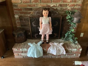 MUÑECA DE COLECCIÓN AÑOS 50 O 60 32" DE ALTO + 2 VESTIDOS EXTRA USADOS EN EXCELENTE ESTADO MORENA EXTREMIDADES MÓVILES OJOS - Imagen 1 de 14