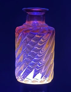 Vintage französischer Parfum Flakon, Baccarat Swirl, !!!LEUCHTET!!! - Bild 1 von 13