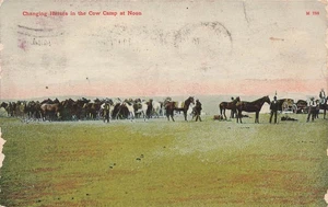 PFERDE WECHSELN IM KUHLAGER MITTAG um 1910 VINTAGE COWBOY POSTKARTE 091125 U - Bild 1 von 2