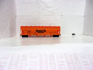 C (HO) Bachmann Santa Fer ATSF #101411 4 bay covered hopper - Picture 1 of 7