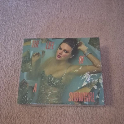 The Life of a Showgirl: Sweat and Vanilla Perfume Edition - Schmuck [Deluxe CD] - Bild 1 von 3