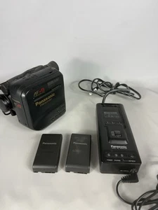 Panasonic Palmcorder PV-20D - w/ Charger, 2 Battery’s & Accessories / For Parts - Picture 1 of 19