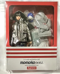 Momoko Modepuppe mit Kleidung und Accessoires exklusiv für Supreme hergestellt - Bild 1 von 13