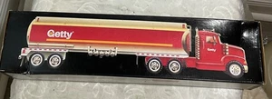 Getty Red Die-Cast Tanker Truck Maßstab 1:32 Modell - Bild 1 von 3