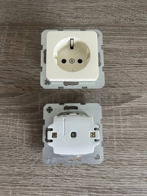 Berker Modul 2 Steckdose Cremeweiß mit erhöhtem Berührungsschutz neuwertig - Bild 1 von 2