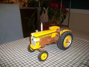 Minneapolis Moline M602 toy tractor 1/16 (Oliver) wide front - Picture 1 of 4