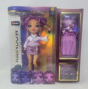 Rainbow High Lila Yamamoto Mauve Lila Modepuppe Set mit 2 Outfits Neu im Karton - Bild 1 von 12