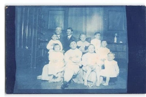 RPPC Cyanotype Family Portrait, Multi-Generational Group, Early 1900s - Imagen 1 de 2