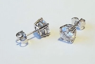 Aretes de moissanita Charles & Colvard de 1,00 quilates en oro de 14 k Foto 1 de 4
