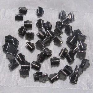50er SET KLEMMEN SPITZEN KORDELBAND KNOTENABDECKUNG GUNMETAL 8x8MM GRAU SCHWARZ *U19 - Bild 1 von 3