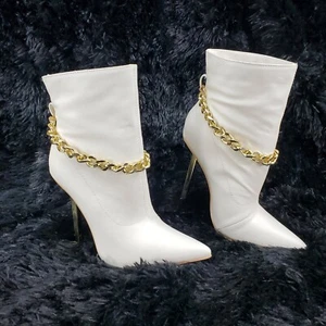 Botas al tobillo venenosas blancas puntiagudas punta tacón de aguja tono dorado cadena - Imagen 1 de 10